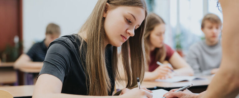 Jak wspierać dziecko w czasie egzaminacyjnego napięcia