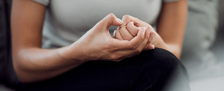 Skubanie skóry, czyli co powinieneś wiedzieć o dermatillomanii