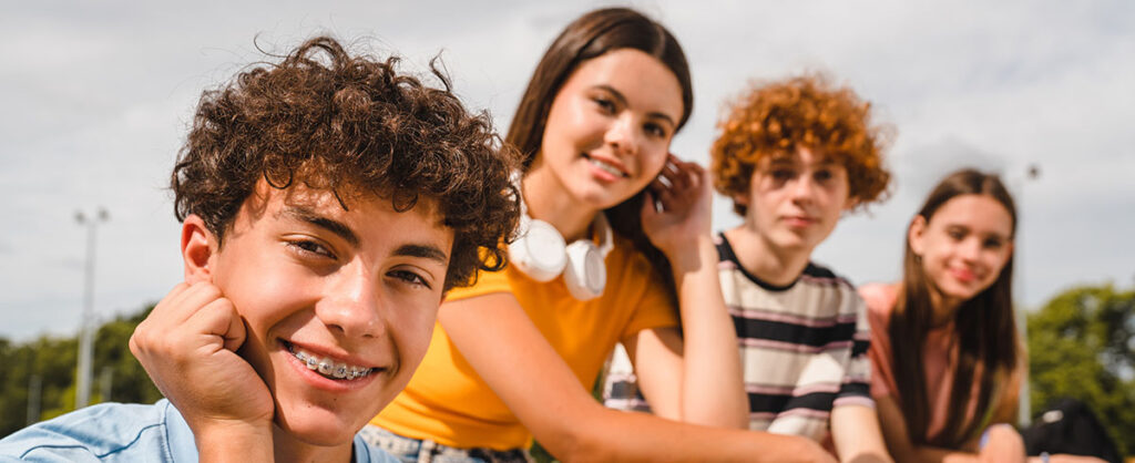 Wakacje z relacjami czyli o tym jak wesprzeć nastolatka w prawidłowej komunikacji ze światem