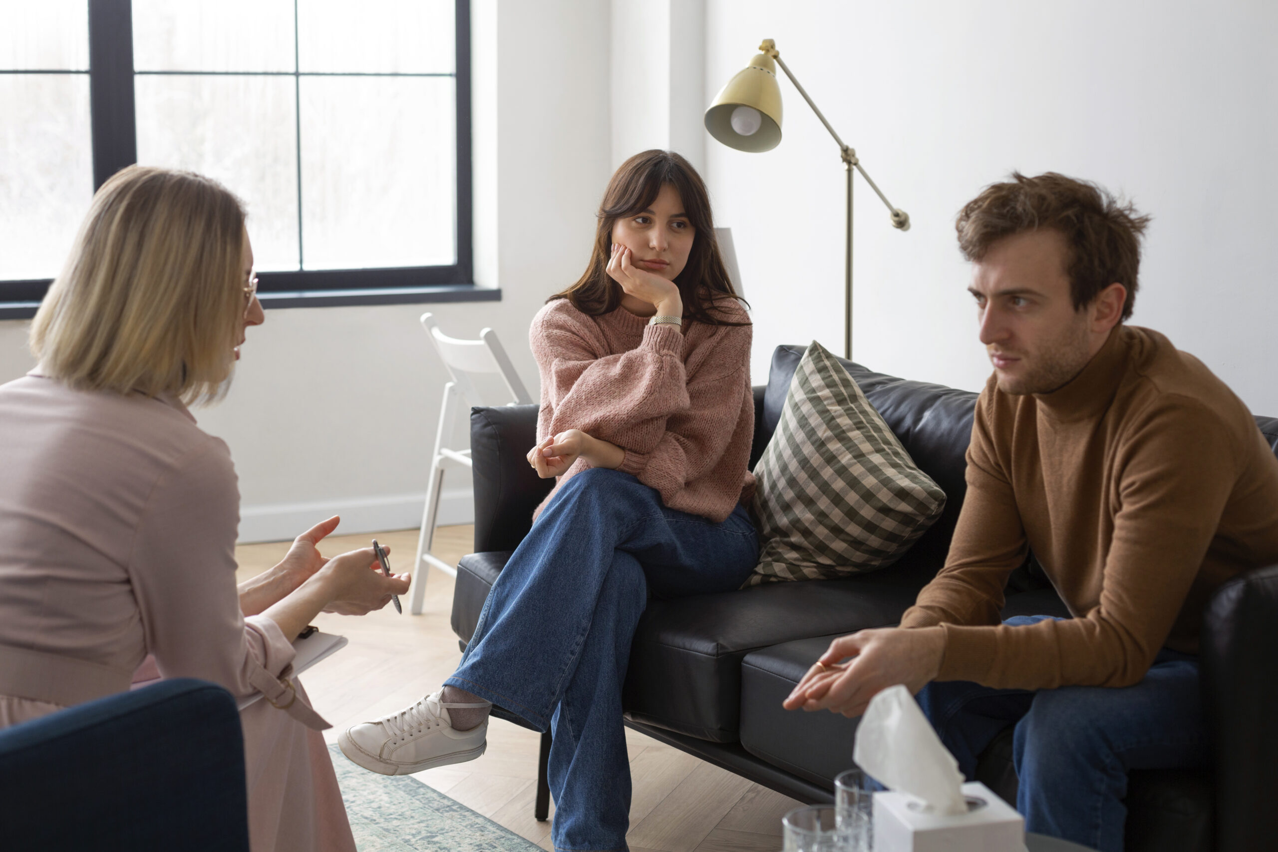 Dwoje rodziców w gabinecie podczas sesji terapeutycznej