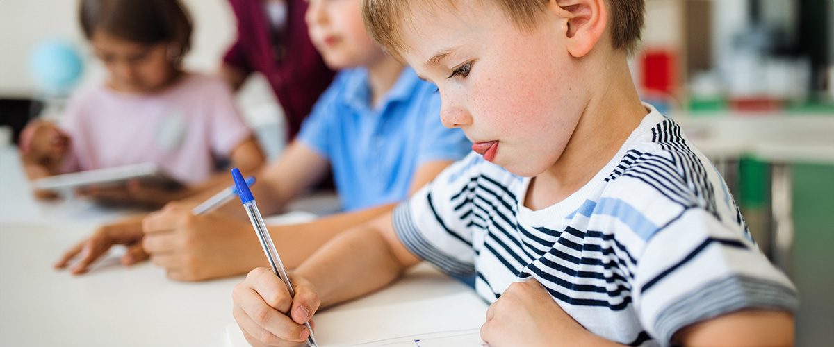 Jakie objawy alarmowe u dziecka z tikami powinny nasuwać podejrzenie przyczyny organicznej tików__-1