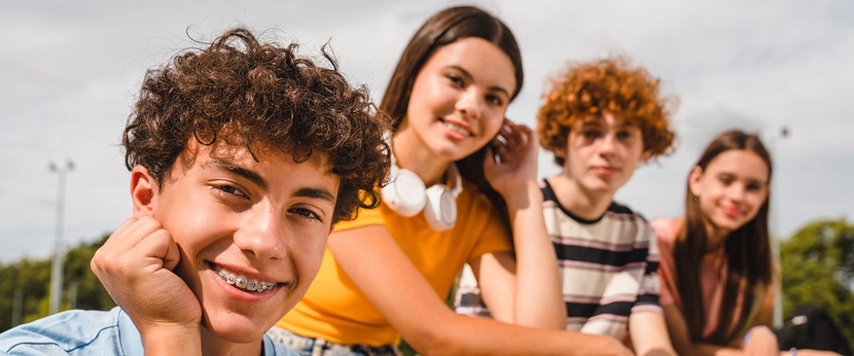 Wakacje z relacjami czyli o tym jak wesprzeć nastolatka w prawidłowej komunikacji ze światem