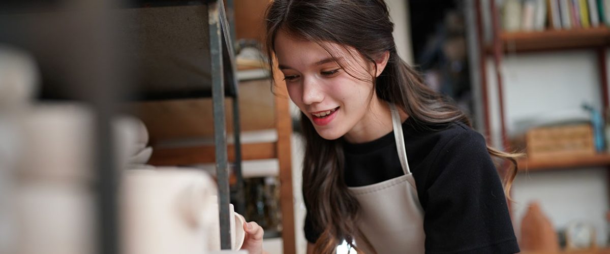 Wakacyjna praca nastolatków pracować czy odpoczywać