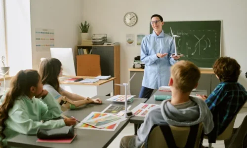 caucasian-middle-aged-woman-teaching-diverse-teena-2025-10-12-12-41-13-utc-600x400-1