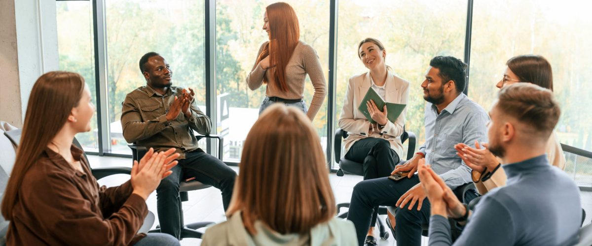 Grupa ludzi spotyka się na terapii grupowej.