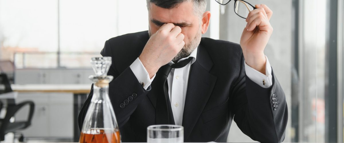 Zdjęcie ilustracyjne do artykułu o alkoholu w cieniu sukcesu.