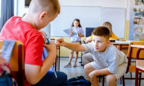 two-students-whispering-during-elementary-school-l-2025-10-15-17-24-41-utc-600x379-1