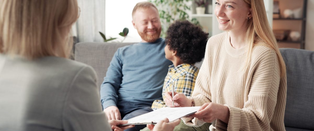 Rodzice z dzieckiem podczas wizyty u psychologa.