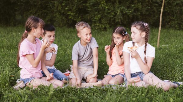 Wakacyjny Trening Umiejętności Społecznych. Na zdjęciu są widoczne dzieci podczas zabawy na świeżym powietrzu