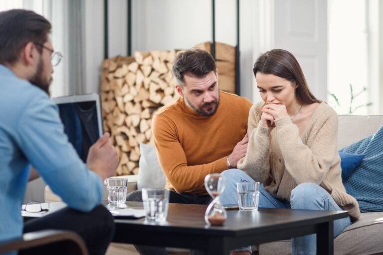 Para podczas wizyty w gabinecie z terapeutą.