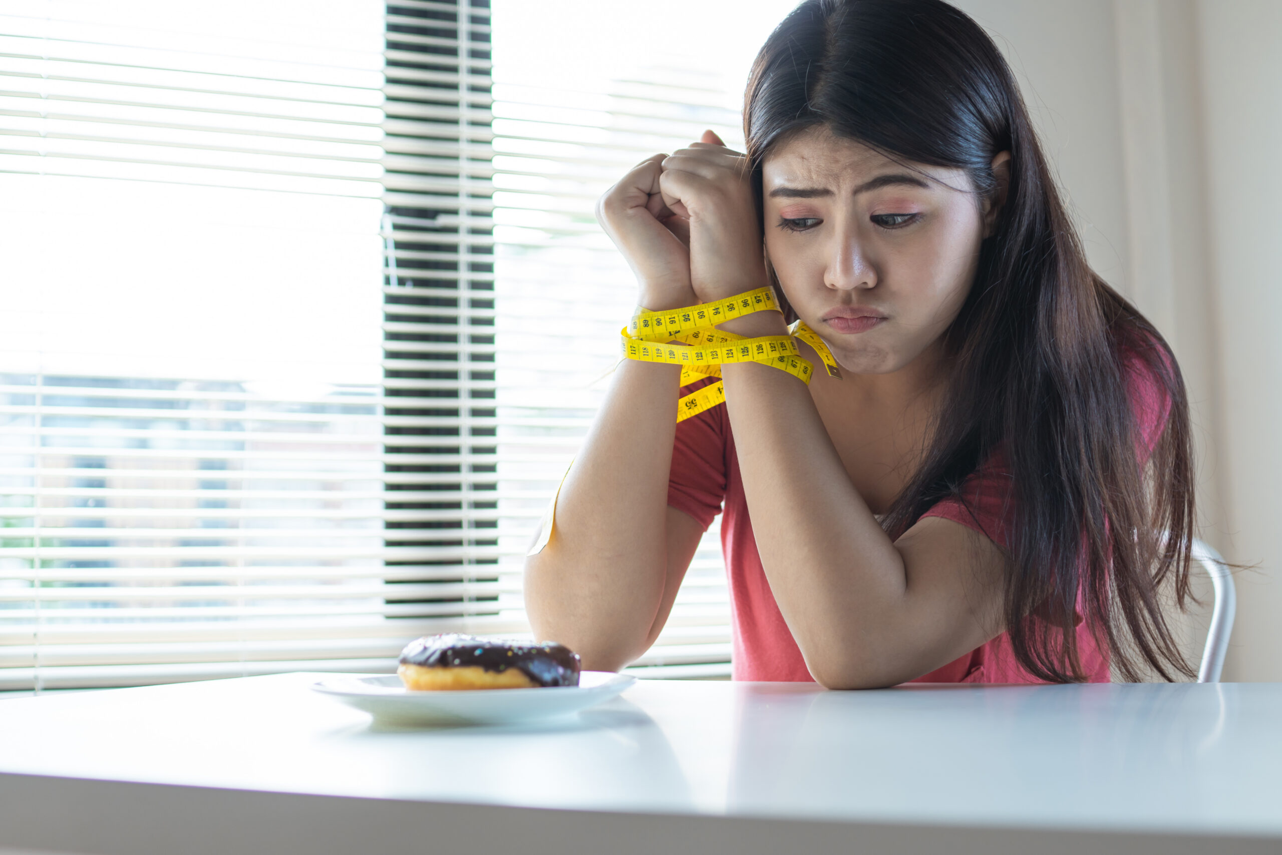 Zdjęcie do artykułu dotyczącego zaburzeń odżywiania w okresie świątecznym.