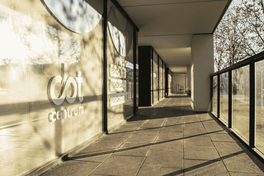 wejscie-poradni-psychologicznej-centrum-cbt-w-warszawie-mokotow-kieslowskiego