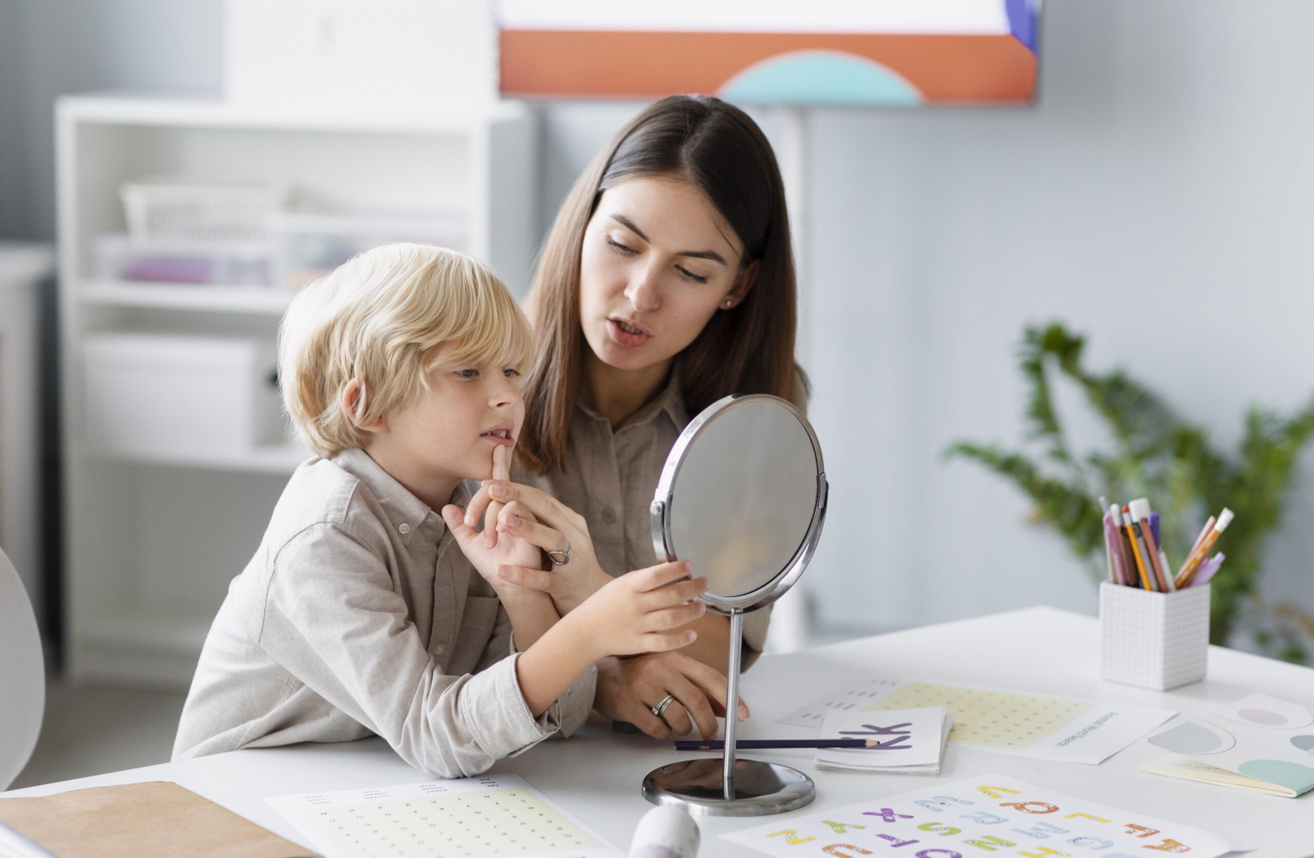 Diagnoza logopedyczna. Logopeda bada chłopca w gabinecie
