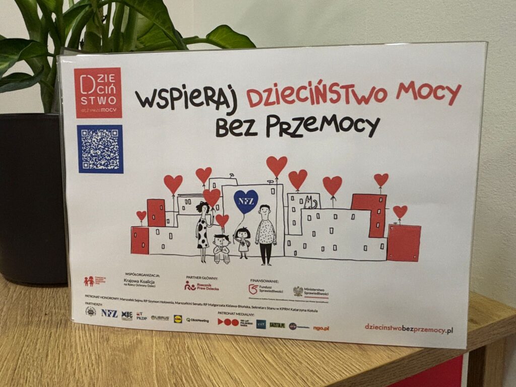 Podświetlony na czerwono budynek poradni Centrum CBT