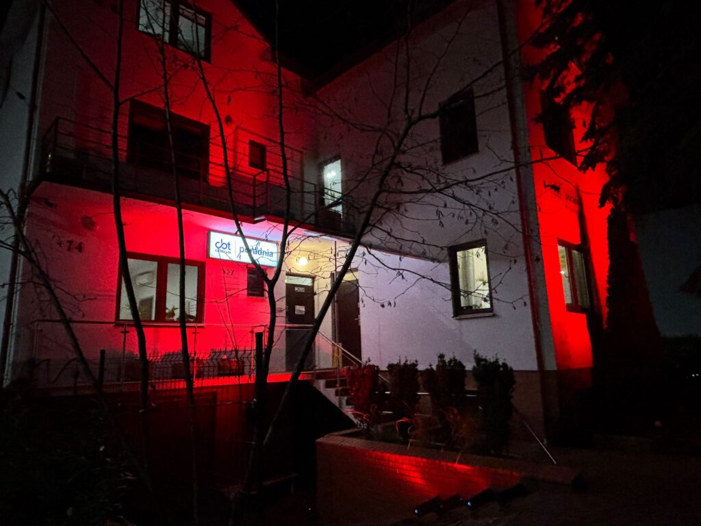 Podświetlony na czerwono budynek poradni Centrum CBT