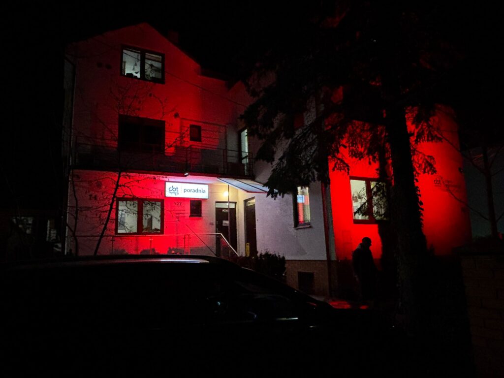 Podświetlony na czerwono budynek poradni Centrum CBT