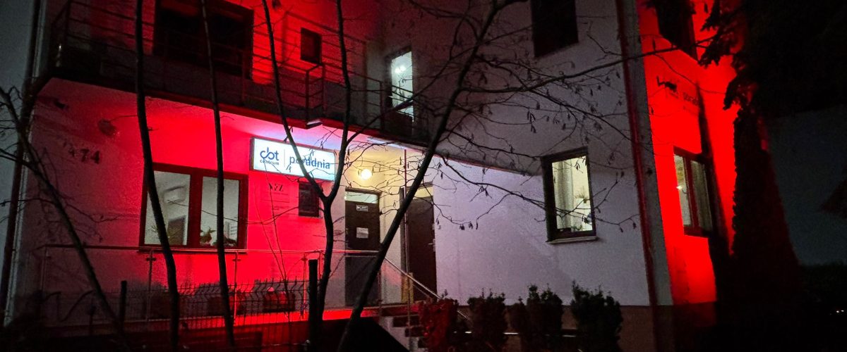 Podświetlony na czerwono budynek poradni Centrum CBT
