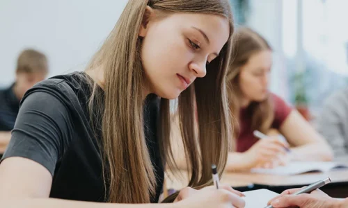 Jak-wspierac-dziecko-w-czasie-egzaminacyjnego-napiecia__-1