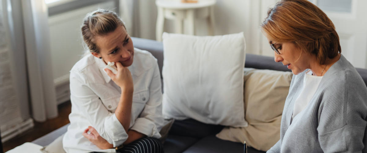 Psychoterapeutka rozmawiająca z płaczącą pacjentką.
