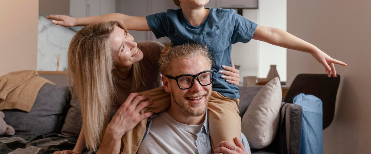 Rodzice w salonie bawiący się z dzieckiem